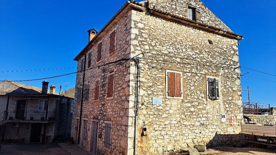 BRTONIGLA - ISTRIAN STONE HOUSE WITH POTENTIAL FOR THREE SEPARATE STUDIOS