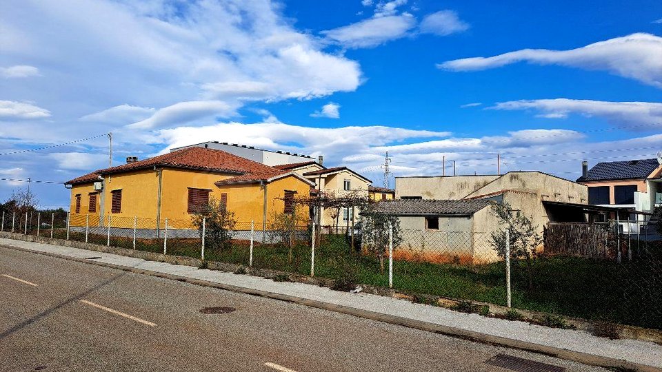 UMAG - HOUSE WITH OUTBUILDING - POTENTIAL FOR NEW CONSTRUCTION ON 1100 M2