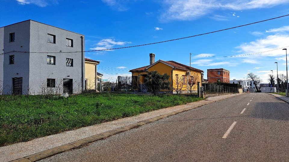 UMAG - HOUSE WITH OUTBUILDING - POTENTIAL FOR NEW CONSTRUCTION ON 1100 M2