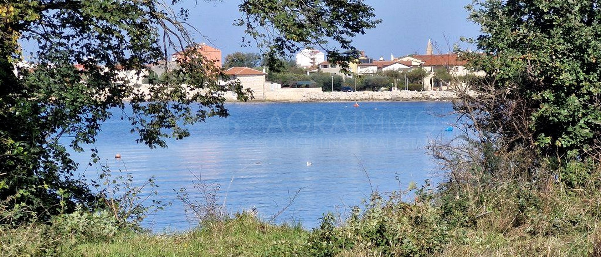 UMAG - GRAĐEVINSKO ZEMLJIŠTE - PRVI RED DO MORA